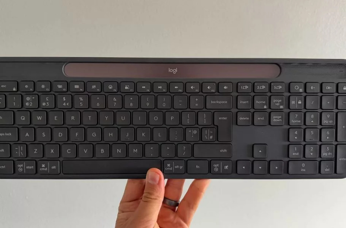 شرکت لاجیتک اعلام کرد: این کیبورد می‌تواند نور خورشید یا حتی نور مصنوعی با شدت حداقل ۲۰۰ لوکس را به برق مورد نیاز خود تبدیل کند.