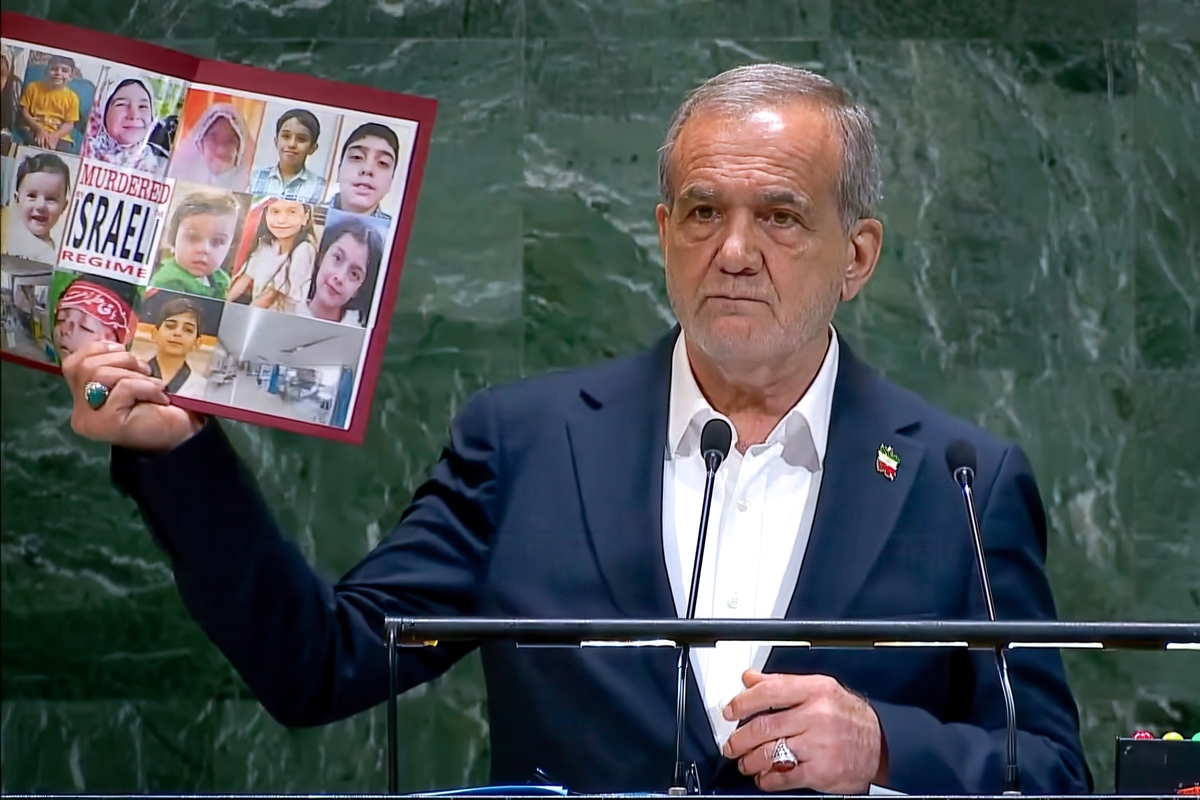 فعال سیاسی اصولگرا: اقدام پزشکیان در نمایش تصاویر شهدا، ارزنده بود