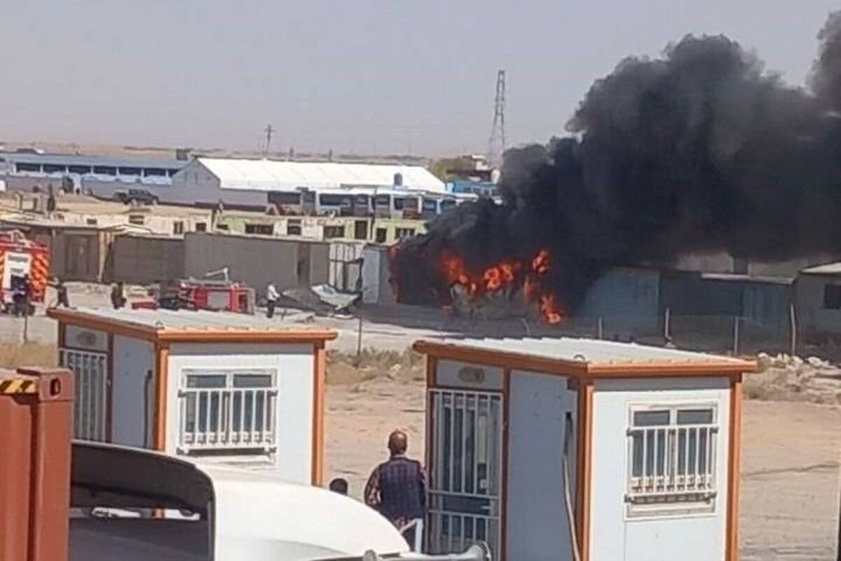 مهار آتش سوزی در بازارچه مرزی دوغارون خراسان رضوی (۳ مهر ۱۴۰۴)