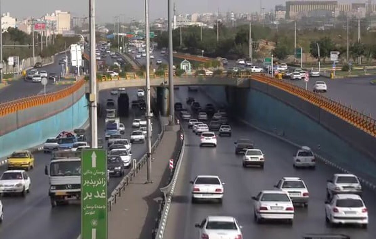 هر گذرگاه و پلی پایه در خاطره، روزی در تقویم و خاطره جمعی دارد. پل جهاد در مشهد نامش با روز‌هایی گره خورده که تمامِ ایرانی‌ها یک تن شده بودند تا از وطن دفاع کنند. دفاعی جانانه که جزو روز‌های درخشان این سرزمین است.
در این قسمت از برنامه پل، در اطراف پل جهاد درباره ۸ سال دفاع مقدس با مردم مشهد گپ زده‌ایم.