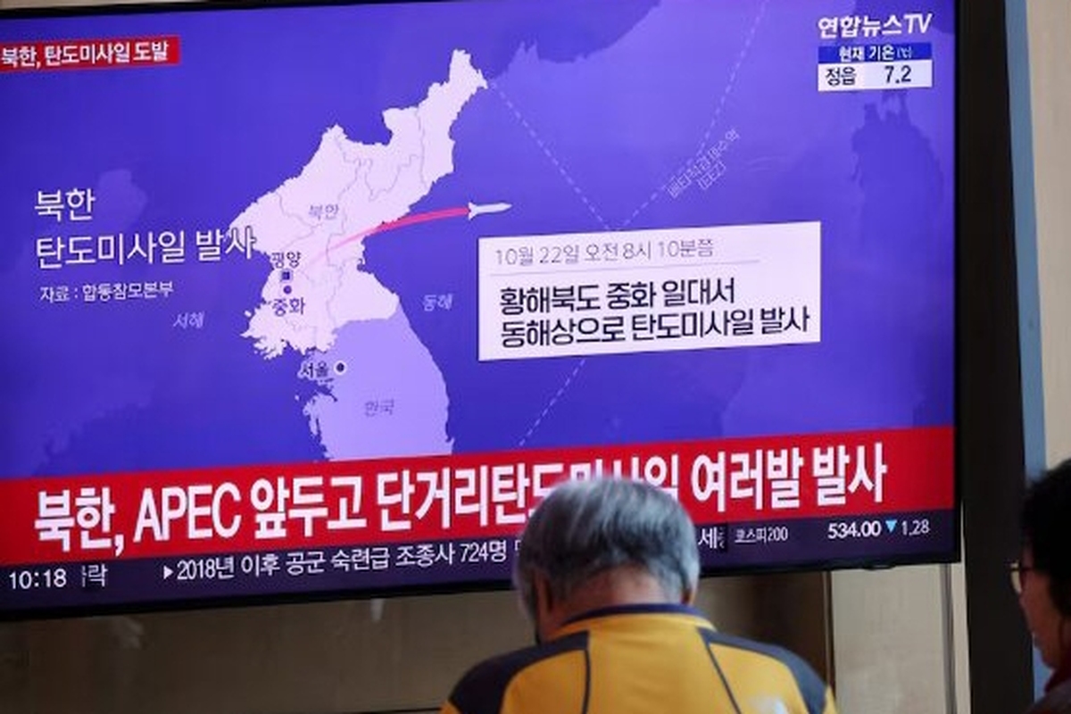 ستاد مشترک ارتش کره جنوبی گزارش داد که کره‌شمالی امروز حداقل یک موشک به سمت دریای ژاپن شلیک کرده است.