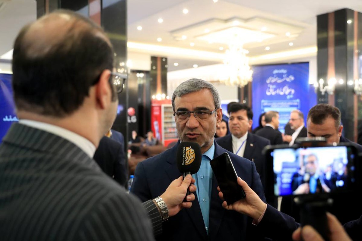 استاندار خراسان رضوی گفت: ما در نشست‌ منطقه‌ای دیپلماسی استان، باید مقررات‌زدایی کنیم و اجازه دهیم تجارت و اقتصاد آزاد باشند.