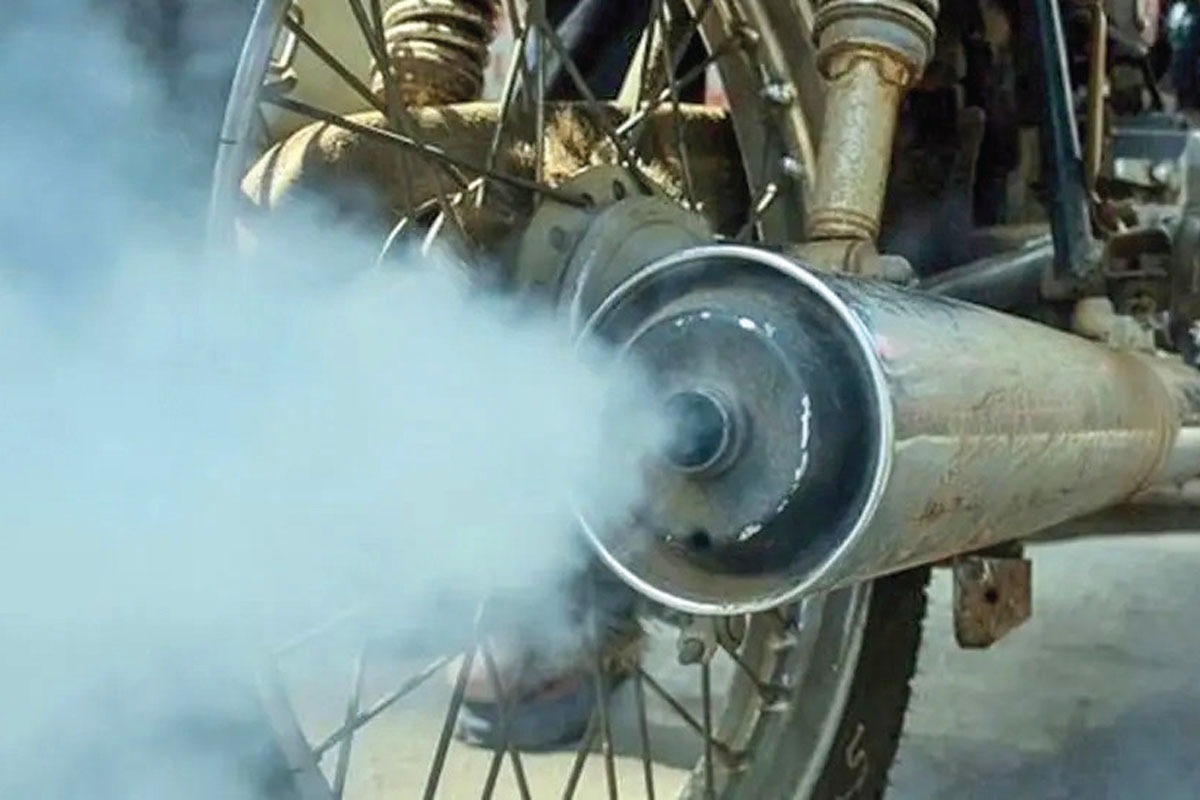 حضور موتورسیکلت‌های فرسوده و دودزا در مشهد از اطراف حرم تا قاسم آباد و طبرسی شمالی. وسایلی که صبح‌ها را با بوی بنزین خام و عصر‌ها را با هاله‌ای از دود شروع و تمام می‌کنند.