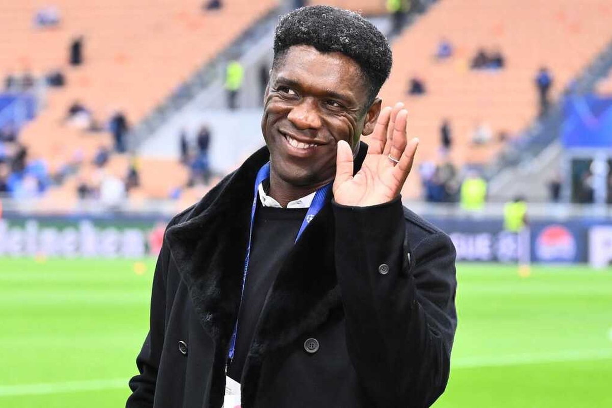 مشاور باشگاه استقلال و چهره سرشناس دنیای فوتبال، در هیچ‌یک از بازی‌های آسیایی استقلال در تهران یا دیگر کشور‌ها حضور نداشته و این بازی‌های مهم را از محل زندگی خود تماشا می‌کند.