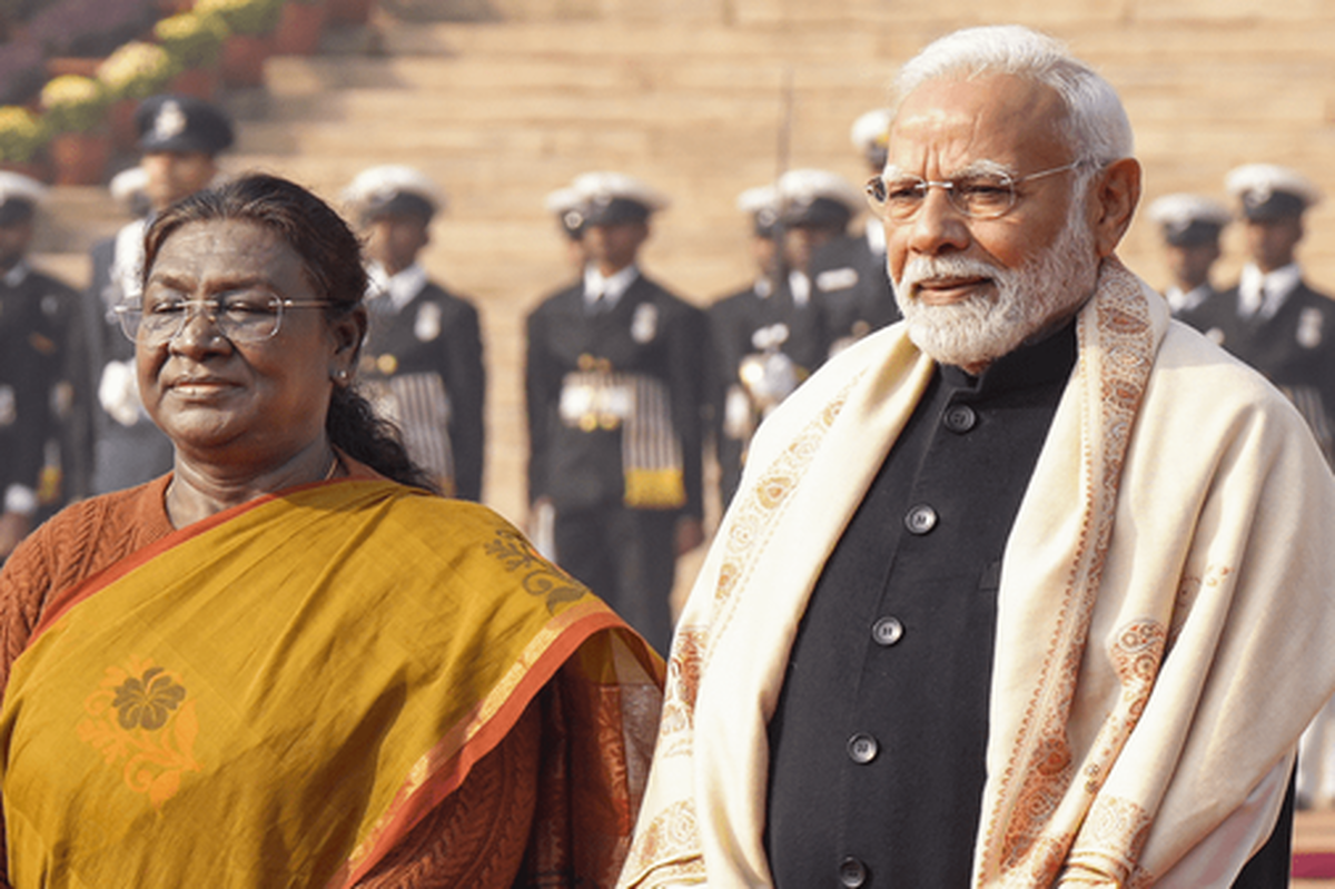 طی بازدید رئیس‌جمهور هند دروپادی مورمو از ایالت کرالا، حادثه‌ای غیرمنتظره برای بالگرد حامل رئیس‌جمهور رخ داد که بالگرد را زمین‌گیر کرد.