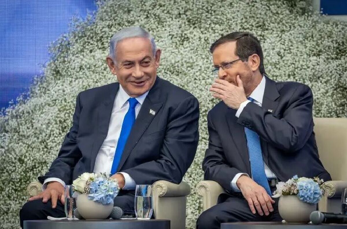 شبکه ۱۱ خبری تلویزیون رژیم صهیونیستی فاش کرد: نزدیکان «بنیامین نتانیاهو» نامه‌ای برای عفو او تهیه کرده و از اعضای حزب لیکود خواسته‌اند که پس از امضا آن را به رئیس رژیم صهیونیستی ارسال کنند و به بهانه آسیب به انسجام داخلی خواستار توقف محاکمه او شوند.