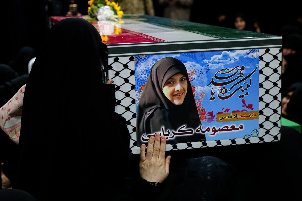 سمانه خلف‌زاده گفت: کتاب شعر کودک «پیوند اشک و لبخند» تلاش می‌کند یاد شهیده معصومه کرباسی و همسرش را زنده نگه دارد و به تازگی ترجمه عربی این کتاب با ترجمه من منتشر شده است.