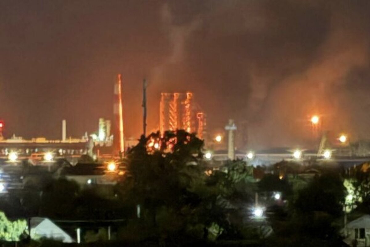 یک پالایشگاه نفت در روسیه هدف حمله پهپادی قرار گرفت که منجر به سقوط قطعات پهپاد بر یکی از واحد‌های این پالایشگاه و بروز آتش‌سوزی شد.