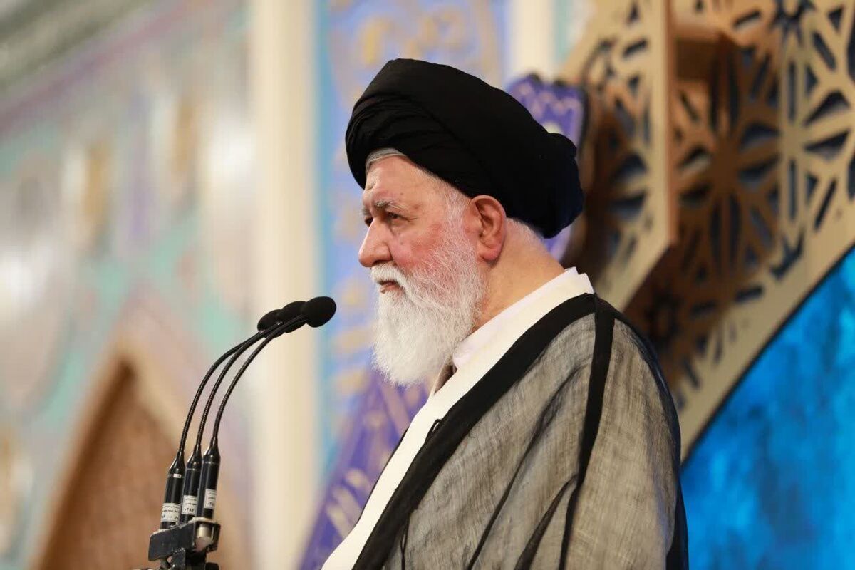 امام جمعه مشهد مقدس گفت: مردم ایران با رشادت، بصیرت و عقلانیت خود نه‌تنها محور اصلی دفاع مقدس بوده‌اند، بلکه امروز نیز به‌عنوان ستون مستحکم مقاومت، ادامه‌دهنده راه عاشورا و تضمین‌کننده اقتدار انقلاب اسلامی به شمار می‌آیند.