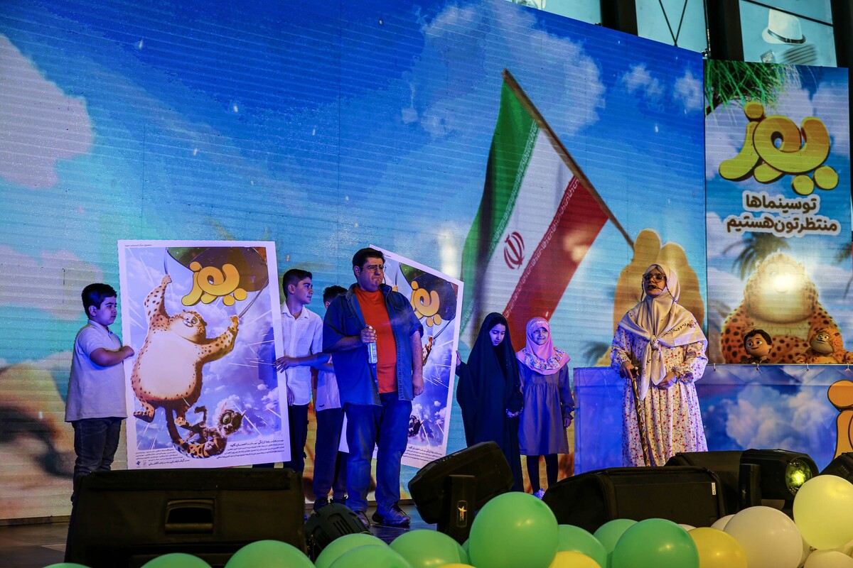 جشن بزرگ افتتاحیه انیمیشن سینمایی «یوز» با حضور عروسک «یوز»، فاطمه امینی «ننه نقلی»، احسان مهدی و کاراکتر نوید در جمع هزار نفری بچه‌ها روز گذشته 3 مهر در باغ کتاب تهران برپا شد.