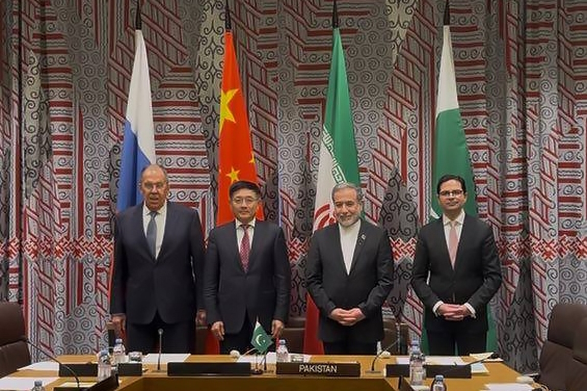 سید عباس عراقچی در نشست چهار جانبه وزرای خارجه چین، ایران، پاکستان و روسیه درباره افغانستان با بیان اینکه مداخله و دو دهه حضور نظامی آمریکا در افغانستان چیزی جز مصیبت و ناامنی به بار نیاورده است گفت: ما به‌طور قاطع بر اصل عدم مداخله در امور داخلی کشور‌ها پای می‌فشاریم.