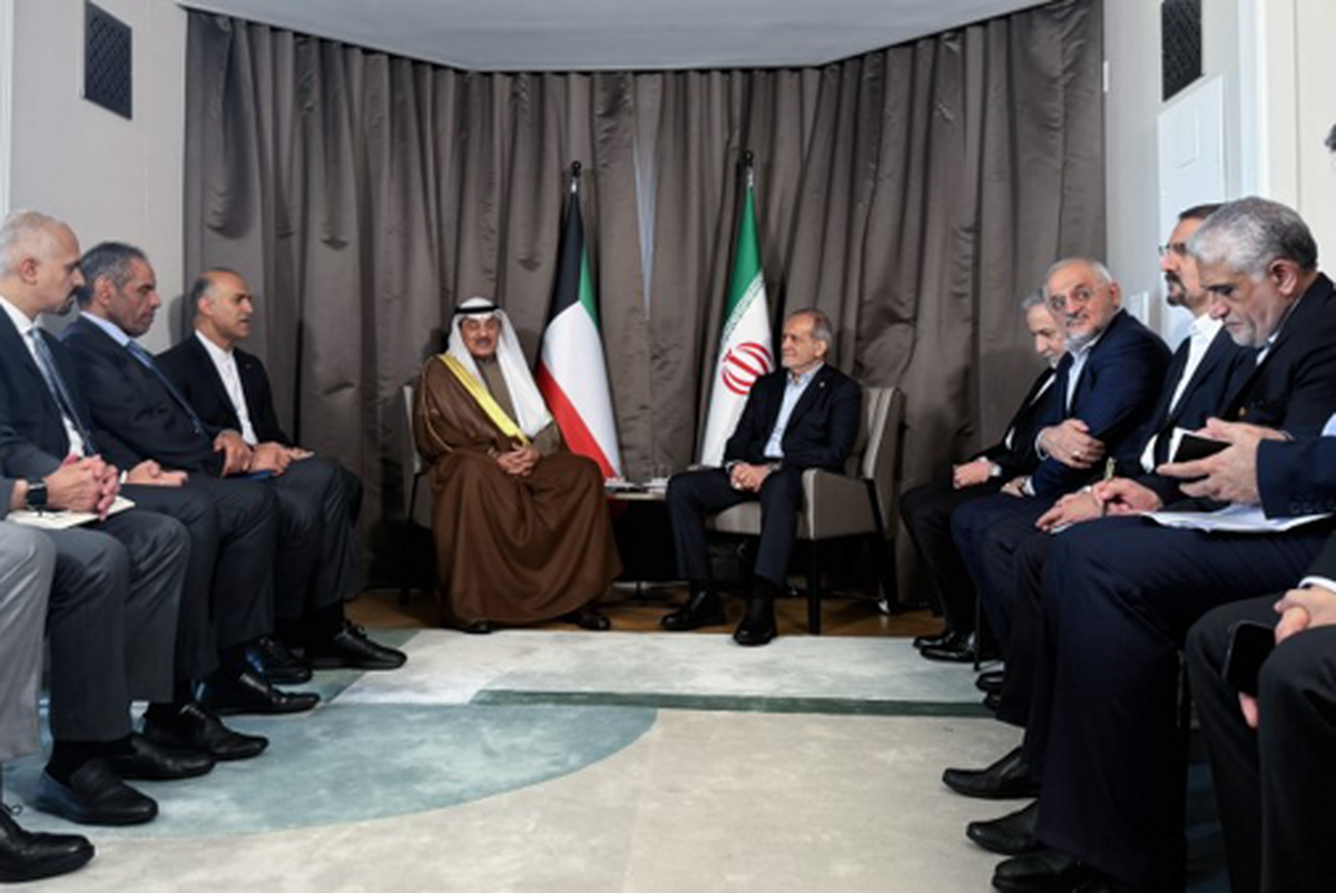 رئیس‌جمهور گفت: وظیفه داریم وحدت و انسجام در امت اسلامی را تقویت کنیم، با توسعه ارتباطات و همکاری‌ها در بخش‌های اقتصادی، سیاسی، علمی، فنی و تخصصی به رشد و پیشرفت یکدیگر کمک نماییم و برای مردم خود و همه ملت‌های مسلمان امنیت، رفاه و آرامش ایجاد کنیم.