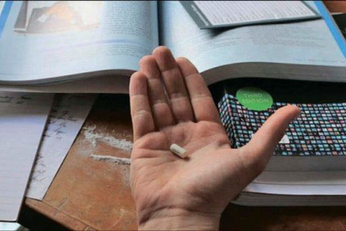 روانپزشک دانشگاه تهران، از تله‌های مخفی مواد اعتیادآور برای دانشجویان می‌گوید؛ جایی که فشار‌های خوابگاه و باور‌های غلط، زندگی را تغییر می‌دهند.