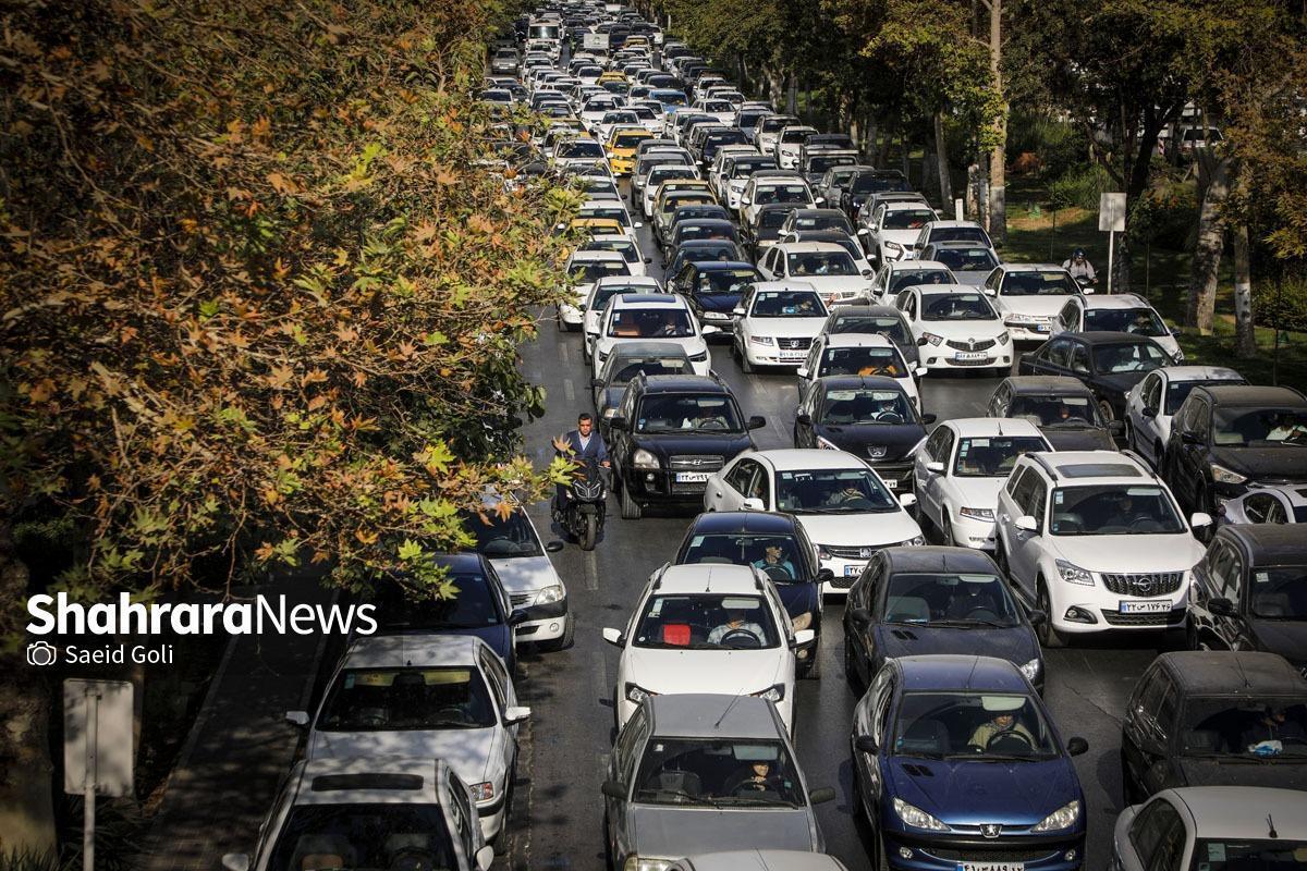 ترافیک صبحگاهی در برخی معابر اصلی کلانشهر مشهد امروز، شنبه در پنجمین روز مهرماه ۱۴۰۴، پرحجم و سنگین است.