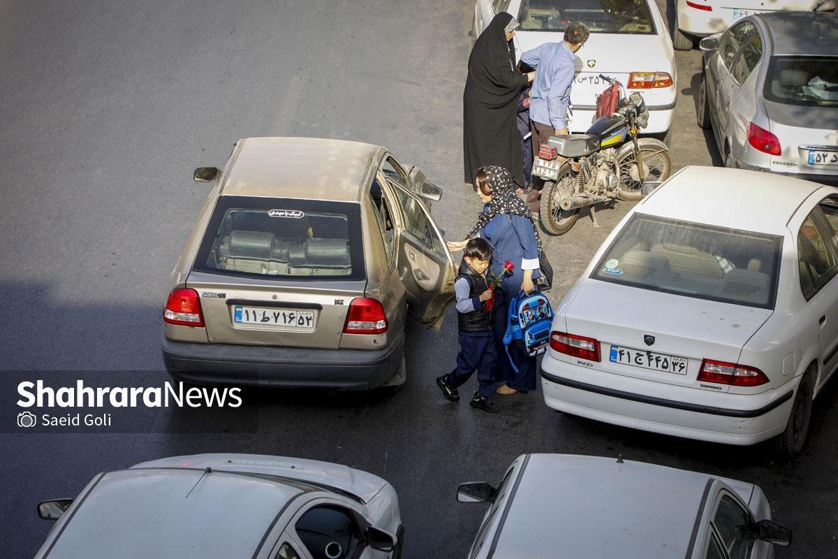 رئیس پلیس راهور مشهد گفت: با توجه به اینکه عمده بار ترافیکی این لحظات مربوط به والدین و خانواده‌هایی است که در مسیر اعزام فرزندانشان تا مدارس هستند، توصیه ما به همه همشهریان عزیز آن است که بر توقف روبه‌روی مراکز آموزشی فرزندانشان اصرار نداشته باشند.