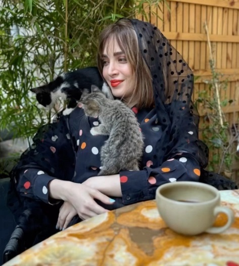 تصویر بهنوش طباطبایی، بازیگر زن سریال سووشون با گربه‌اش