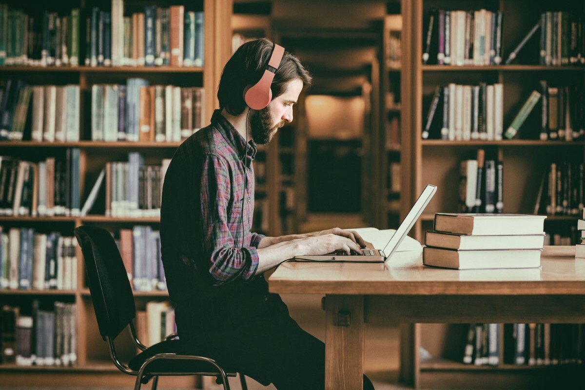 وقتی صحبت از مقایسه کتاب خواندن به صورت چاپی با سایر رسانه‌ها مانند کتابخوان‌های الکترونیکی می‌شود، تحقیقات پیچیده‌تر می‌شود.