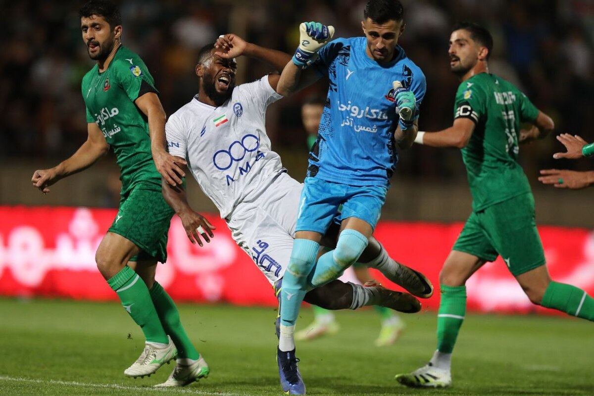 باشگاه استقلال عملکرد وحید کاظمی، داور بازی با شمس‌آذر را با انتشار بیانیه‌ای، زیر سؤال برده است.