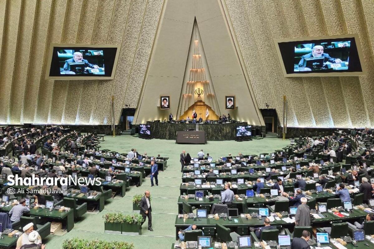 نمایندگان مجلس در واکنش به فعال‌شدن مکانیسم ماشه تاکید کردند که ملت ایران کمر دشمنان خود را خواهد شکست؛ اکنون چاره‌ای جز قوی‌ شدن نداریم.