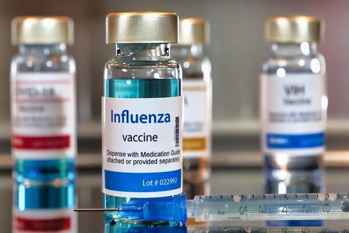 معاون غذا و دارو دانشگاه علوم پزشکی مشهد از تأمین و عرضه واکسن آنفلوانزا در داروخانه‌ها برای استفاده عموم مردم خبر داد.