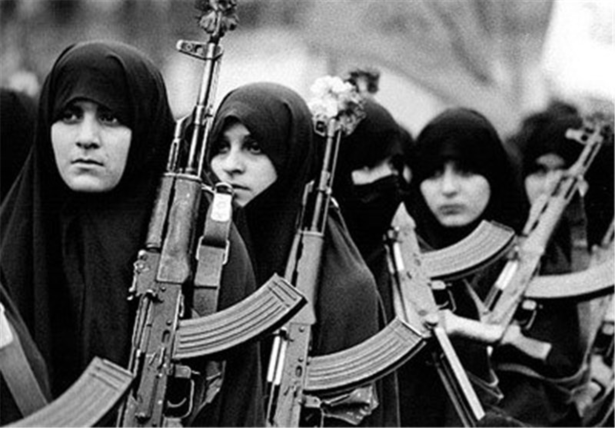 طبق آمار بنیاد جانبازان و امور ایثارگران، یکی از از مصادیق حضور مستقیم زنان در جبهه‌ها، پزشکان زن بودند که براساس آمار ۲۲هزار و ۸۰۸ امدادگر و ۲ هزار و ۲۷۶ پزشک زن به جبهه‌ها اعزام شده بودند.