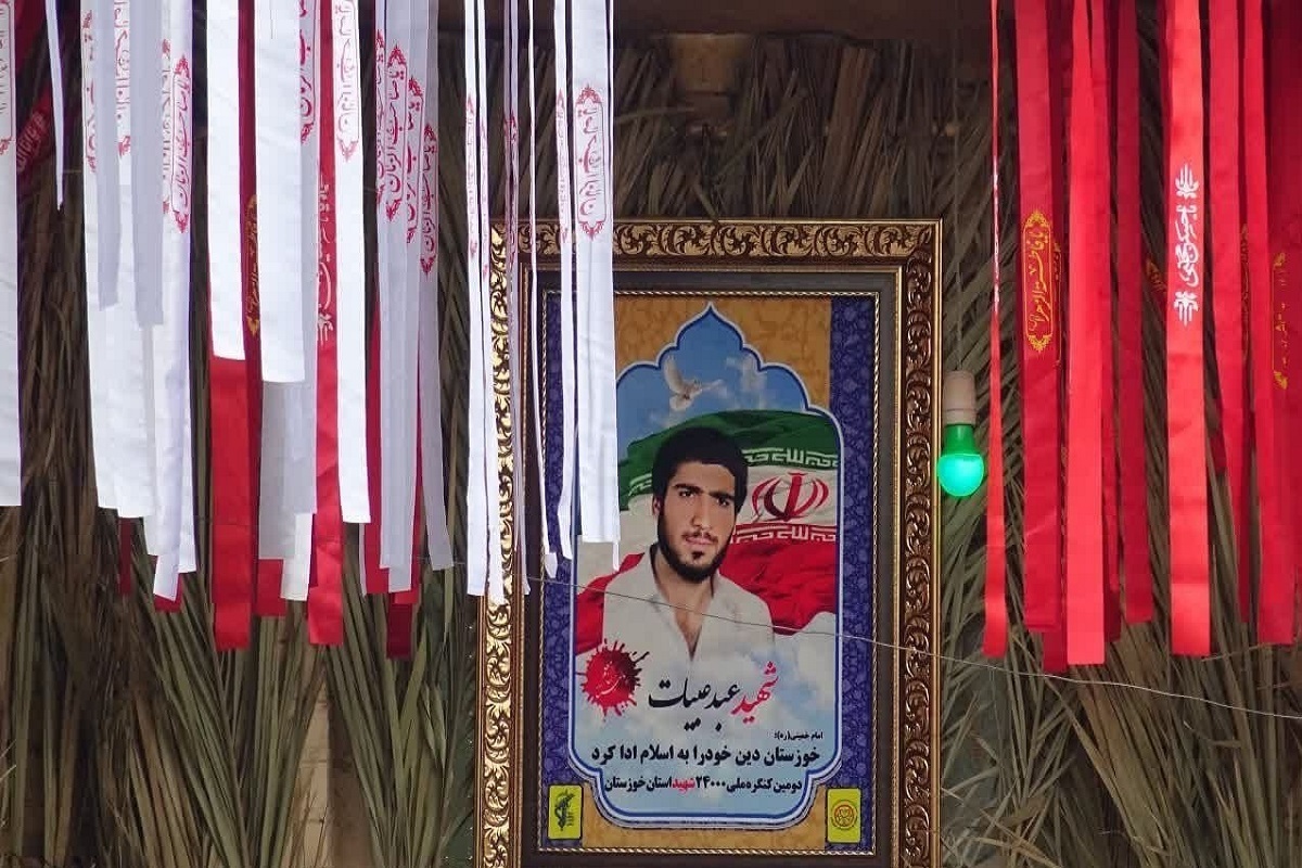 عبد عبیات، جوان مشهدی و فعال در مبارزات انقلاب، با شجاعت و ایمان بی‌نظیر، از ثبت لحظات انقلاب تا حضور در جبهه‌های دفاع مقدس، زندگی خود را وقف اسلام و زادگاهش مشهد کرد.