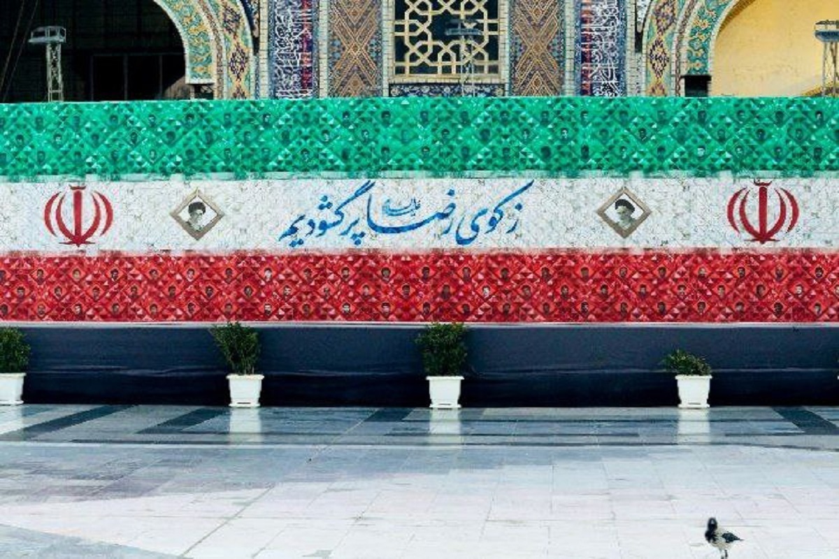 دیوارنگاره «ز کوی رضا پر گشودیم» به مناسبت هفته دفاع مقدس در حرم مطهر رضوی نصب شد.