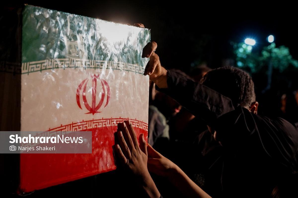 گاهی از کنار عکس‌ها بی‌تفاوت می‌گذریم؛ قاب‌هایی ساده با چهره‌هایی که برای مان غریبه‌اند. اما پشت هر قاب، زندگی بزرگی وجود دارد؛ افرادی که راحتی و آسایش خود را فدای امنیت ما کردند. آن‌ها کسانی بودند که به جای انتخاب مسیر ساده، راه سخت دفاع را برگزیدند؛ راهی که پایانش شهادت بود.هر کدامشان نمونه‌ای از شجاعت و غیرتی است که باعث شد امروز ما در آرامش قدم برداریم. عبور ساده از این عکس‌ها یعنی فراموش کردن دلیرانی که جانشان را سپر آرامش ما کردند. شهید حامد عبداللهی یکی از مدافعان امنیت وطن بود که در حمله تروریستی گروهک تکفیری جیش‌الظلم به مقرهای نظامی در راسک و چابهار (فروردین ۱۴۰۳) به شهادت رسید. آن شب، تروریست‌ها با هدف ناامن‌سازی مناطق جنوب‌شرق وارد عمل شدند، اما با مقاومت جانانه نیروهای امنیتی و نظامی مواجه شدند. در این درگیری شهید عبداللهی در کنار دیگر همرزمانش، تا آخرین لحظه جنگید و جانش را در راه دفاع از امنیت مردم تقدیم کرد. این ویدیو به کارگردانی  مشترک علیرضا قمری و هادی نقدی   تهیه شده است. سایرعوامل تولید تصویربرداران : 
هادی نقدی ،سعید مولایی ،علیرضا قمری ،تدوینگر : هادی نقدی و با همراهی مهدی کواهی و حمیدرضاراوش می باشند.