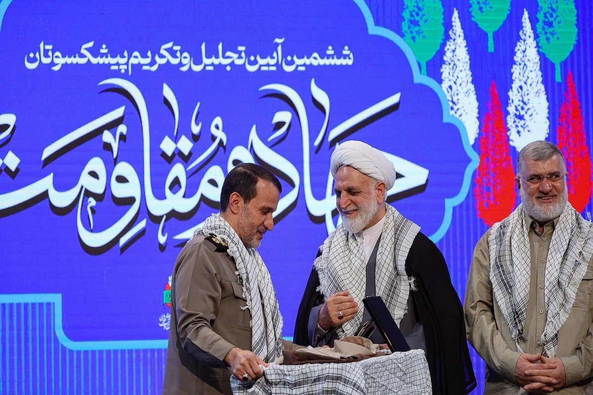 نشان و لباس خادمی شهدا به حجت‌الاسلام‌والمسلمین محسنی‌اژه‌ای، رئیس قوه‌قضائیه، اهدا شد.