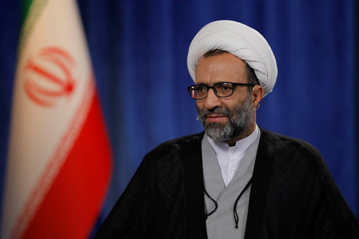 عضو هیات رئیسه مجلس با اشاره به فعال سازی مکانیسم ماشه ضمن تاکید بر اینکه ایران قابل تهدید نیست، گفت که با تکیه بر اتحاد ملی، با اقتدار از این شرایط عبور خواهیم کرد.