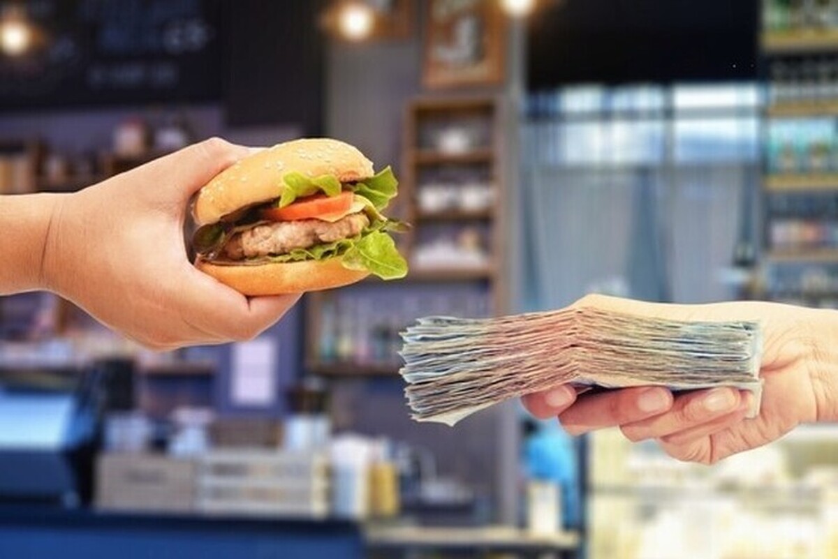 رئیس اتحادیه صنف فروشندگان فراورده‌های گوشتی، اغذیه پیتزا و غذا‌های فانتزی مشهد گفت: با افزایش نرخ نان حجیم، فرآورده‌های گوشتی و لبنیات، نرخ پیتزافروشان و اغذیه‌فروشان نیز افزایش می‌یابد.