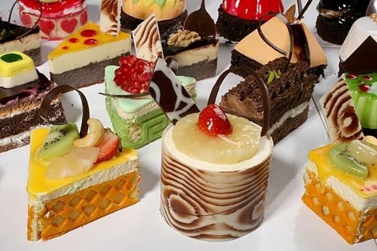 هوس خوردن شیرینی، حالتی است که در آن فرد به‌طور ناگهانی تمایل شدیدی به مصرف مواد قندی پیدا می‌کند و برخی از بررسی‌ها نشان می‌دهد که این موضوع می‌تواند نشانه‌ای از کمبود‌های تغذیه‌ای، عدم تعادل هورمونی یا حتی مسائل روانی عمیق‌ باشد.