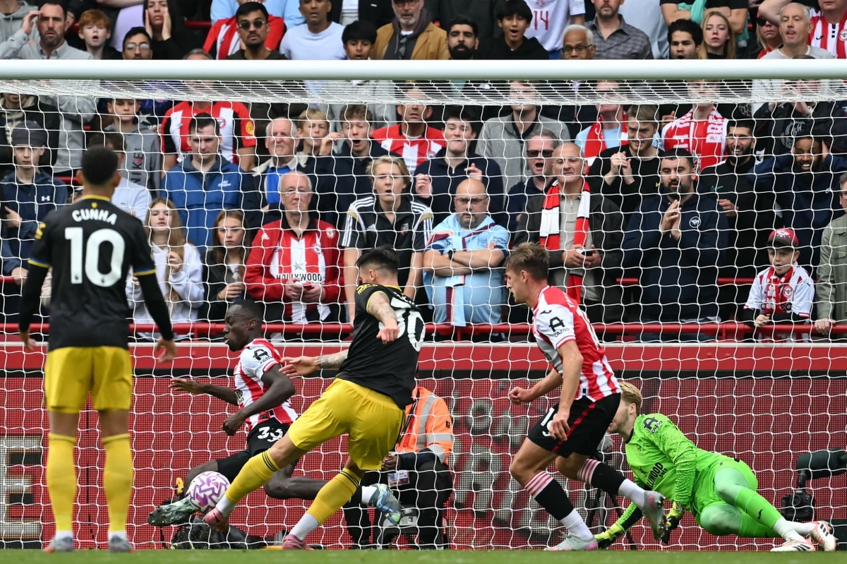 تیم فوتبال منچستریونایتد مقابل تیم رده‌هفدهمی برنتفورد شکست خورد.