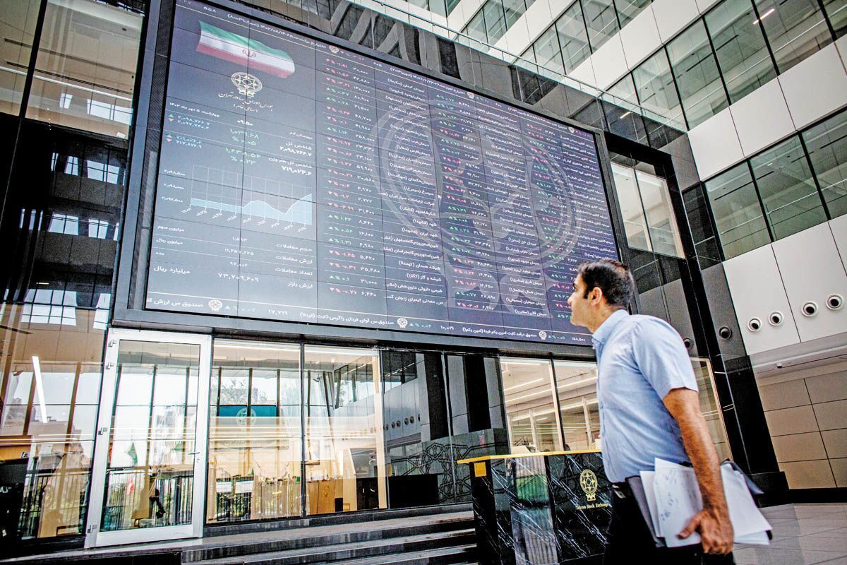 بورس تهران در نخستین روز پس از قطعی‌شدن بازگشت تحریم‌ها همه را غافلگیر کرد؛ روندی که کارشناسان می‌گویند می‌تواند در معاملات یکشنبه نیز ادامه یابد.