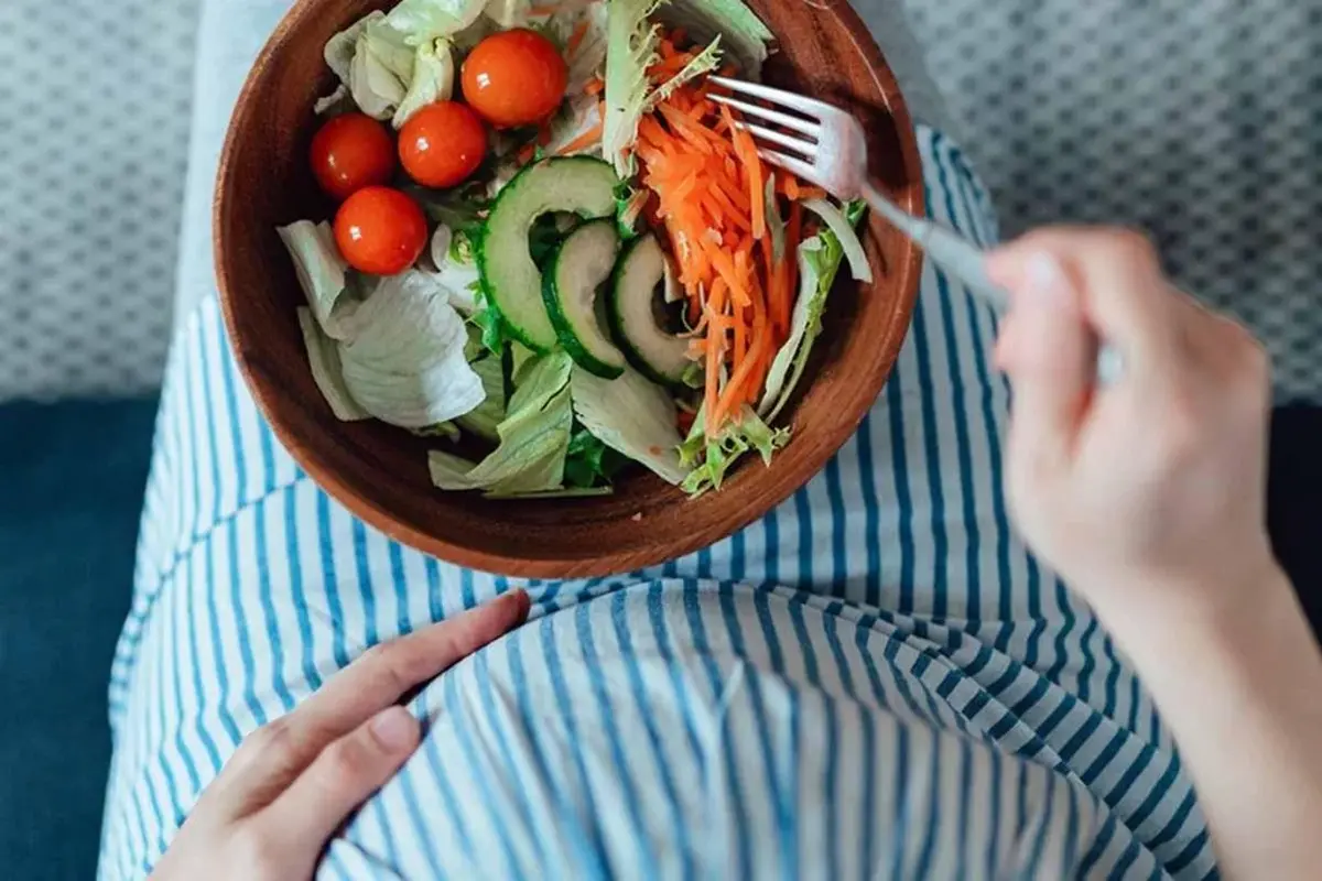دفتر بهبود تغذیه جامعه وزارت بهداشت گفت: برخلاف باور رایج که در بارداری باید به اندازه دو نفر غذا خورد، واقعیت این است که نیاز به مصرف انرژی در دوران بارداری به وضعیت فیزیولوژیک بستگی دارد.