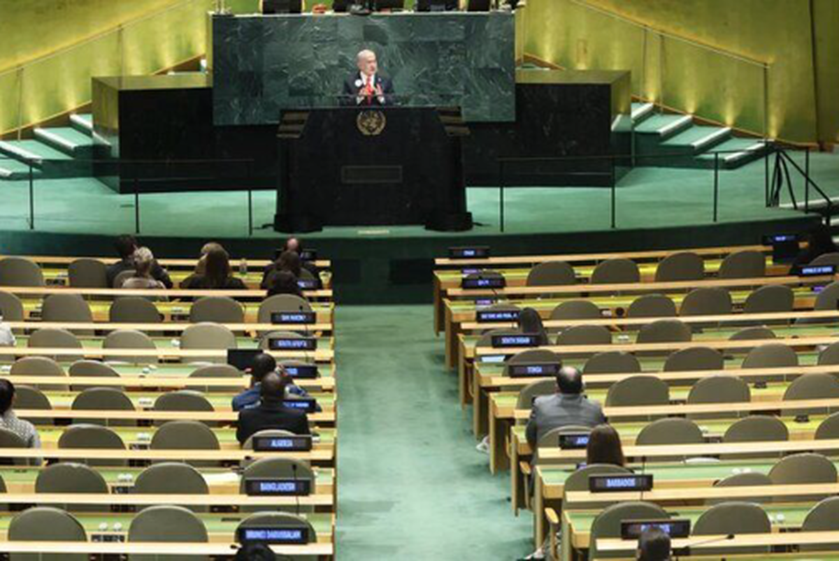 اکانت دفتر حفظ و نشر آثار رهبر انقلاب در شبکه اجتماعی ایکس، با انتشار توییتی به زبان عبری و تصویری از سخنرانی نخست‌وزیر رژیم صهیونیستی در برابر صندلی‌های خالی سازمان ملل، این صحنه را نمادی از انزوای رژیم صهیونیستی توصیف کرد.