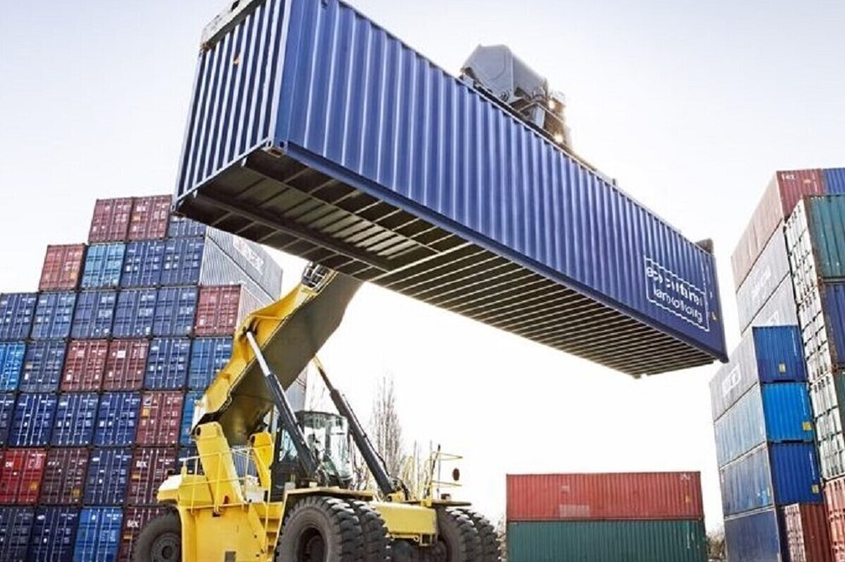 معاون امور معادن و فرآوری وزارت صنعت، معدن و تجارت گفت: علی‌رغم تمام مشکلات، تلاش فعالان اقتصادی منجر به رشد ۱۲ درصدی صادرات، افزایش ۷۵ درصدی سرمایه‌گذاری در پروانه‌های بهره‌برداری و رشد ۱۸ درصدی اشتغال شده است.