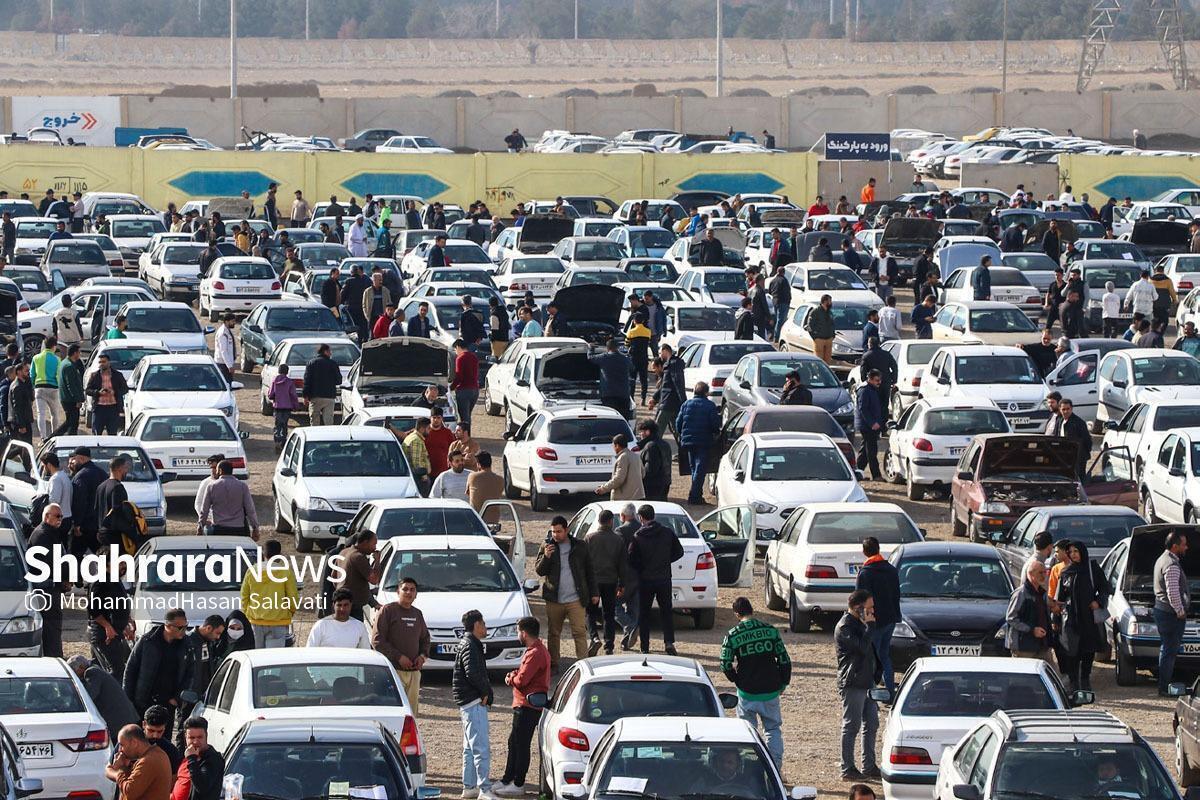 بررسی‌های میدانی و تحلیل کارشناسان نشان می‌دهد بازار خودرو ایران همچنان در رکود و بی‌ثباتی به سر می‌برد. افزایش نرخ ارز، کاهش تولید و ضعف نظارت بر فروش، زمینه را برای رشد تدریجی قیمت‌ها فراهم کرده و خرید خودرو برای بسیاری از اقشار کم‌درآمد به چالشی جدی تبدیل شده است.