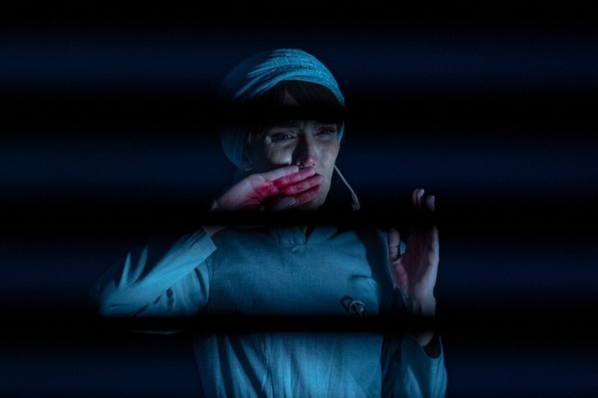 نمایش «آن‌سوی آینه» این روزها در پردیس تئاتر مستقل روی صحنه است؛ نمایشی که با ترکیب گفتارهای ذهنی و دیالوگ‌های شخصیت‌ها، تجربه‌ای متفاوت برای تماشاگر رقم می‌زند.