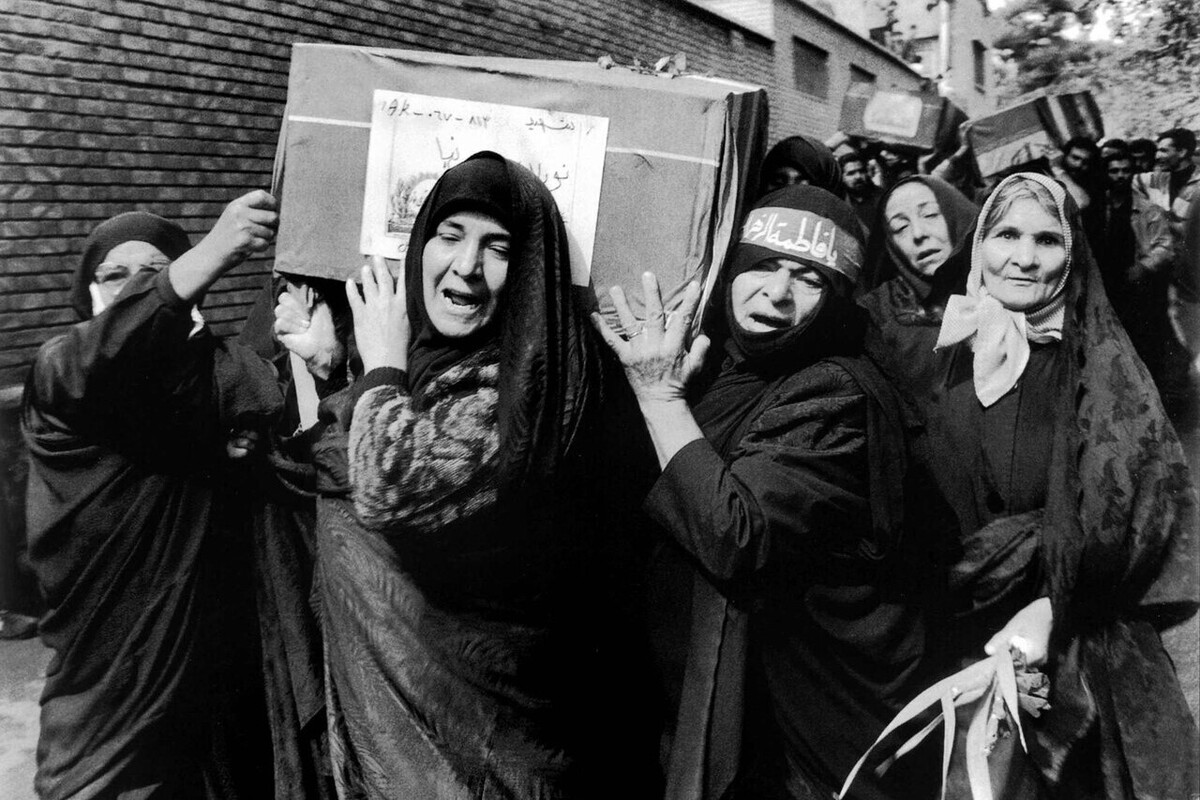 در دل کوه و کمر جبهه، دلمه‌ای خانگی می‌تواند قلب رزمندگان را گرم کند. این تنها یک نمونه کوچک از هزاران تلاش بانوان خراسانی است که در کتاب «مجاهدت‌های ماندگار» روایت شده است و نشان می‌دهد چگونه زنان پشت جبهه، نقش تعیین‌کننده‌ای در دفاع مقدس داشتند.