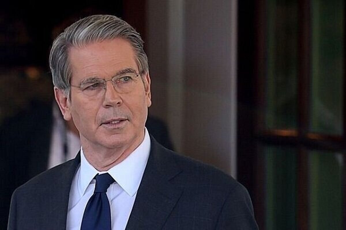 وزیر خزانه داری آمریکا که نخواست ماهیت صلح آمیز برنامه هسته‌ای ایران و نیز زرادخانه اتمی صهیونیست‌ها را مورد توجه قرار دهد، ادعا کرد که برنامه هسته‌ای تهران تهدیدی علیه کشورش است!