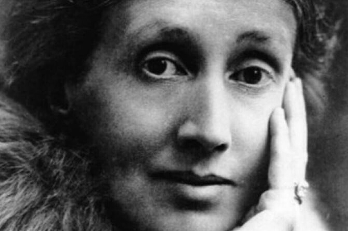 «زندگی ویولت»، مجموعه‌ای طنزآمیز و کمتر شناخته‌شده از نویسنده‌ای که بیشتر با جدیت و تلخی آثارش به یاد آورده می‌شود، این بار چهره‌ای متفاوت و شوخ‌طبع را از او آشکار می‌سازد.