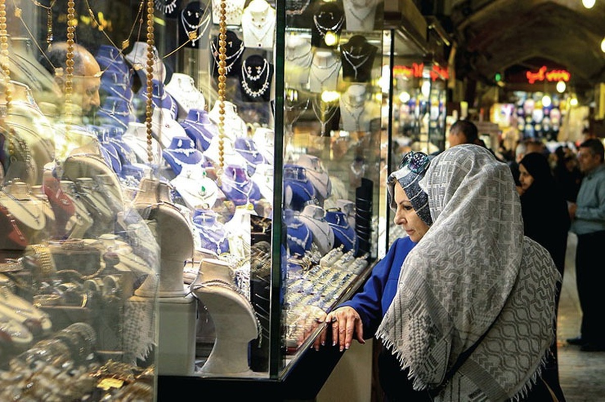 رئیس اتحادیه طلا و جواهر مشهد با اشاره به رکود بازار طلا گفت: افزایش اخیر نرخ طلا از ۸ میلیون به ۱۰ میلیون تومان باعث کسادی بازار طلا شده است.
