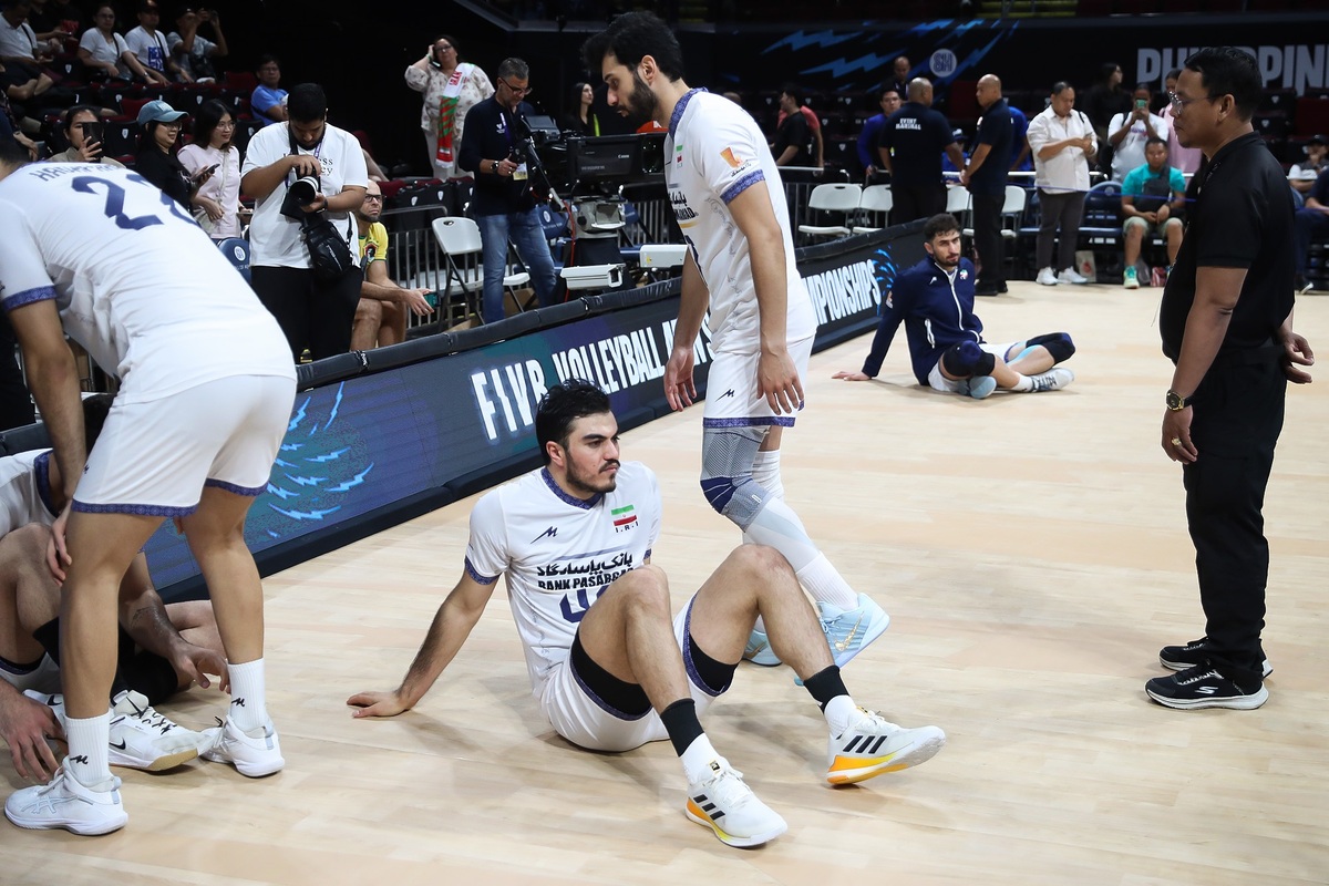 دبیر فدراسیون والیبال گفت: نمی‌دانم چرا برخی‌ها شکست مقابل جمهوری چک را گردن مرتضی شریفی انداخته‌اند. ما ست‌های بعدی را هم به حریف واگذار کردیم و اینکه باخت را گردن یک بازیکن بیندازیم، موجه و کارشناسی نیست.