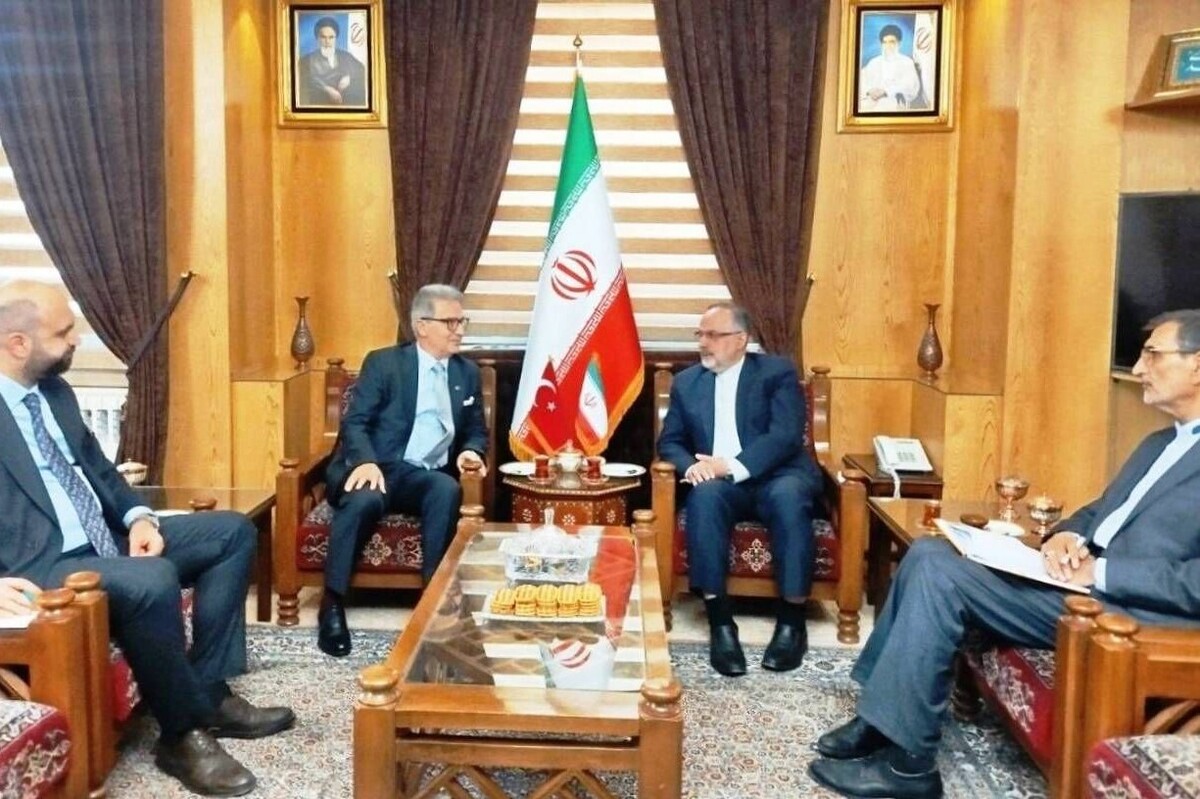 «مراد اِرکول» سرکنسول جدید جمهوری ترکیه در مشهد روز دوشنبه با حضور در نمایندگی وزارت امور خارجه در شمال شرق کشور، پس از تسلیم رونوشت روانامه خود به رییس این نمایندگی، ماموریت دیپلماتیک خود را به صورت رسمی در این شهر آغاز کرد.