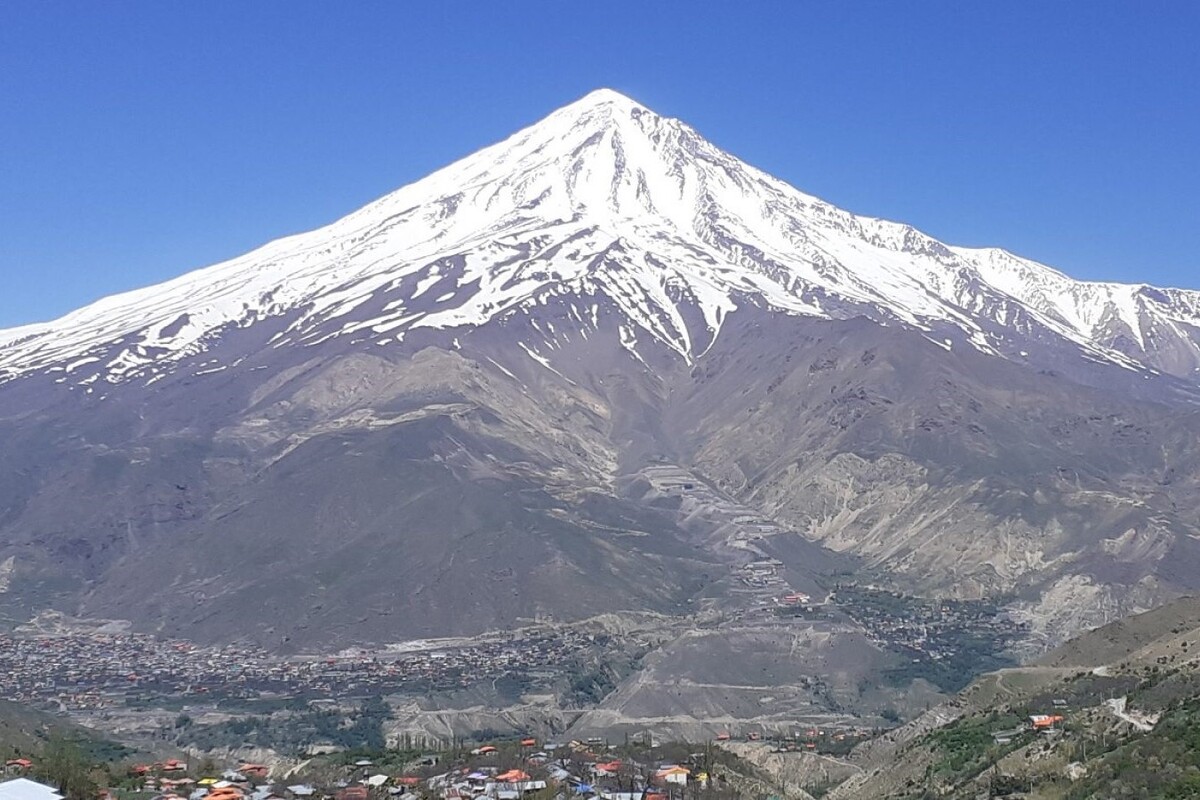 امیر جوزی، فیلمبردار ماجراجو، برای ضبط خیره‌کننده‌ترین ویدئوی قله دماوند در ارتفاع ۶۰۰۰ متری، ۸ بار به اوج صعود کرد، ۷ تلاش اول به دلیل بادهای شدید ناکام ماند و پهپاد پرواز نکرد؛ اما در هشتمین صعود، با ریسک بالا، این «پرزحمت‌ترین ۲۷ ثانیه تاریخ» ثبت شد.