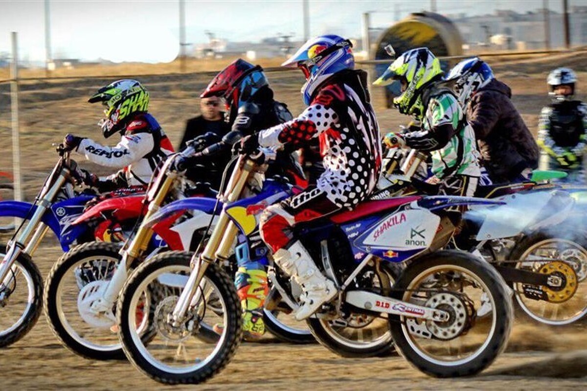 ویدئویی از حرکات نمایشی و خطرناک موتورسواران در اتوبان‌های تهران را مشاهده می‌کنید.