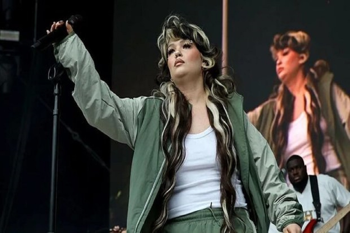 لولا یانگ، خواننده جوان بریتانیایی روی صحنه در فستیوالی در نیویورک بیهوش شد.