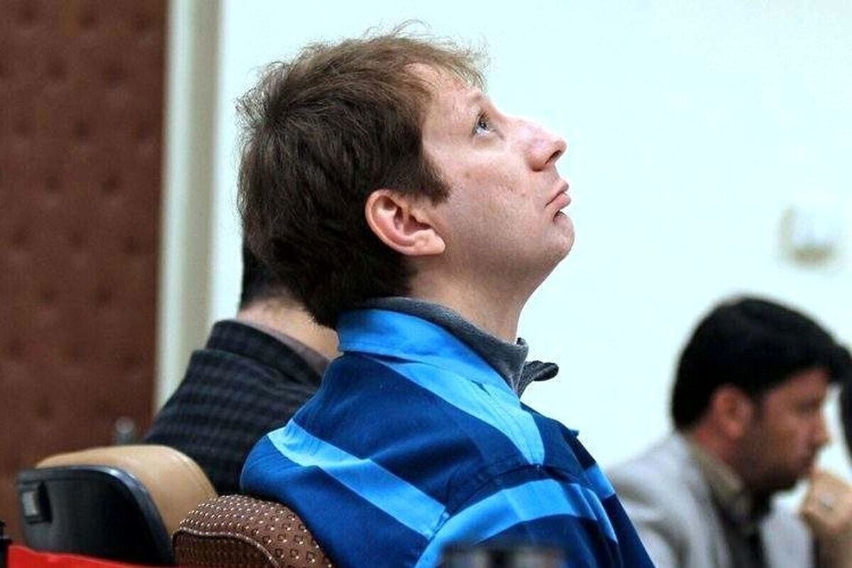 بعد از آنکه سخنگوی قوه قضائیه اعلام کرد: «به رئیس‌کل بانک مرکزی (محمدرضا فرزین) و بابک زنجانی بابت اظهارات تحریک‌آمیز تذکر جدی داده شده است»؛ دعوای رسانه‌ای و حواشی پیرامون زنجانی این محکوم اقتصادی فروکش کرد. با این حال هنوز علامت سوال‌های زیادی درباره فعالیت‌های او و هلدینگ دات‌وان وجود دارد. حال سخنگوی کمیسیون اصل ۹۰ خواستار پاسخگویی دستگاه‌های دولتی و قضائی درباره بدهی‌ها و فعالیت‌های اقتصادی بابک زنجانی شد.