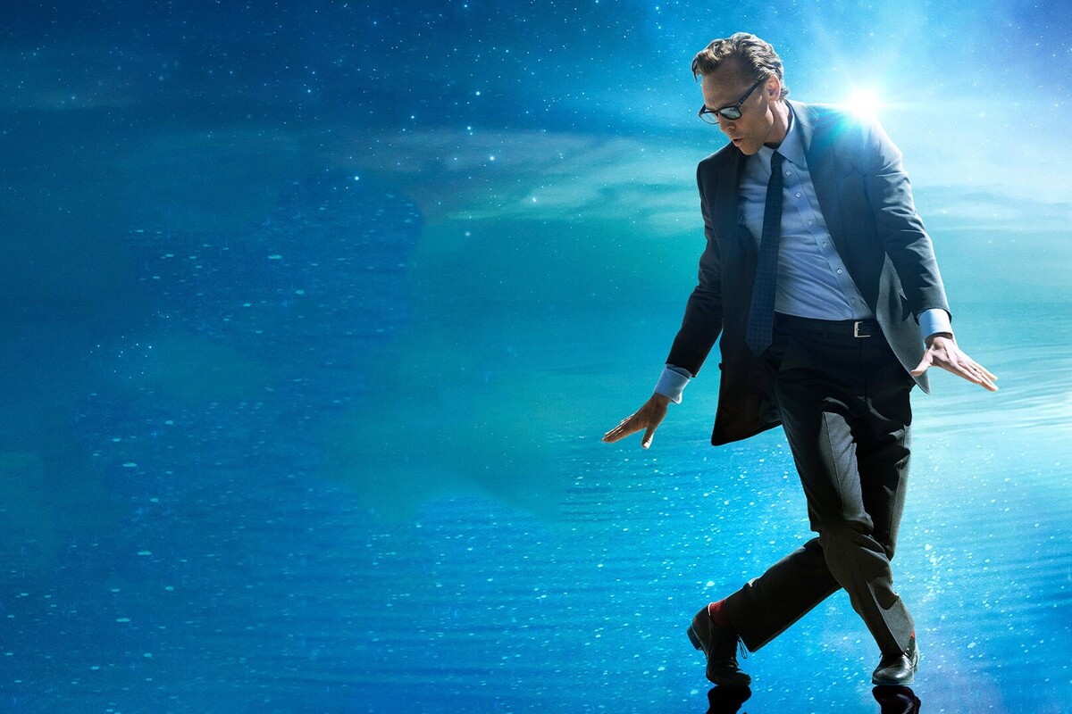 داستان فیلم «زندگی چاک» (The life of Chuck) با سکانس‌های آخرالزمانی آغاز می‌شود و می‌خواهد به مخاطبش بگوید پایان یک نفر می‌تواند برابر با پایان دنیا باشد.